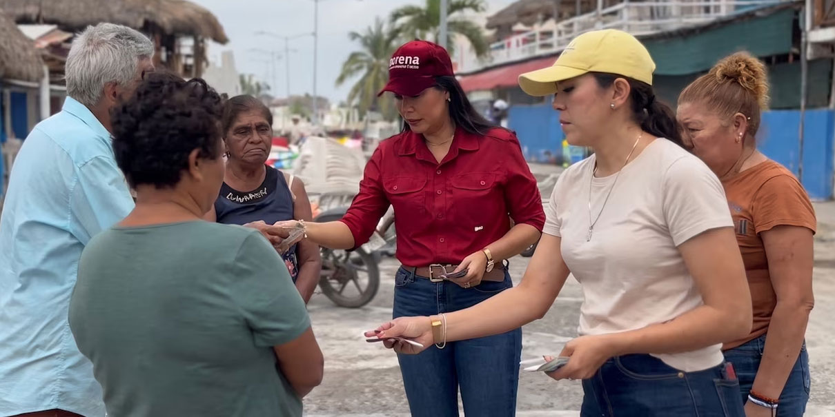 Aspirante de Morena reparte dinero a damnificados en Colima