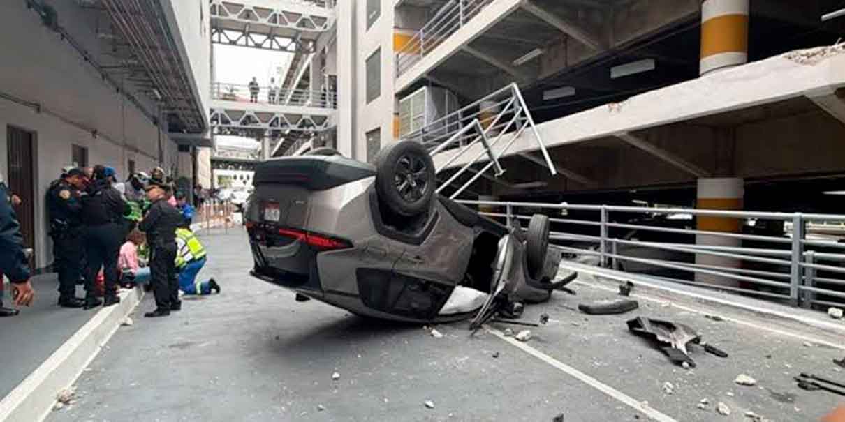 Auto cae en Galerías Coapa: qué se sabe de la barrera de protección