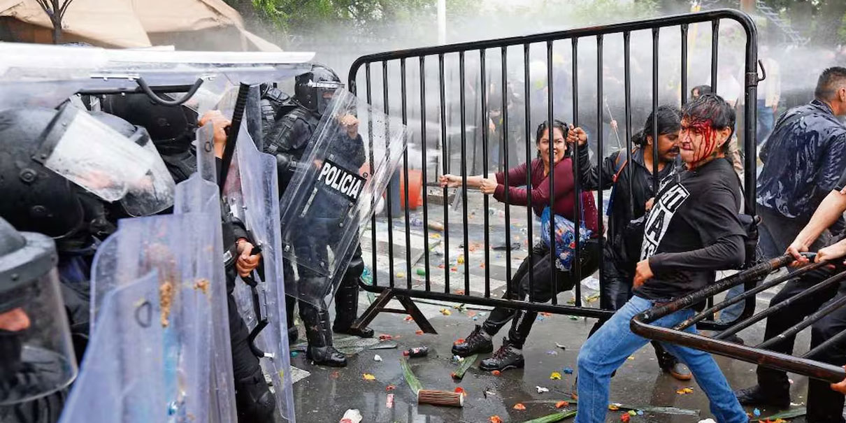 Con gas lacrimógeno y chorros de agua dispersan protesta por agua contaminada en Guadalajara. VIDEOS