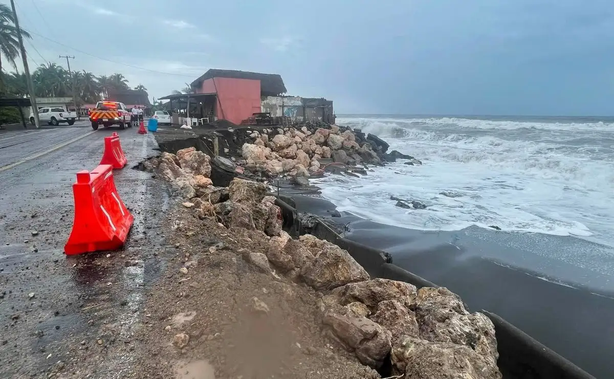 Impacto de "Rachel" en Baja California deja autos varados, rescates y alerta por el huracán "Simon"
