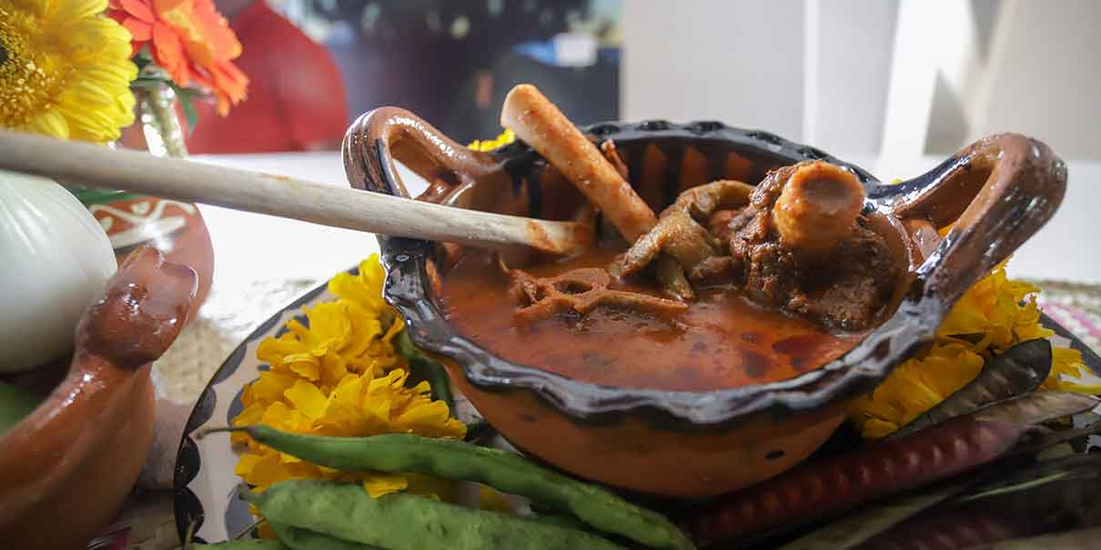 Mole de caderas pierde consumo en Puebla por alza en carne de chivo