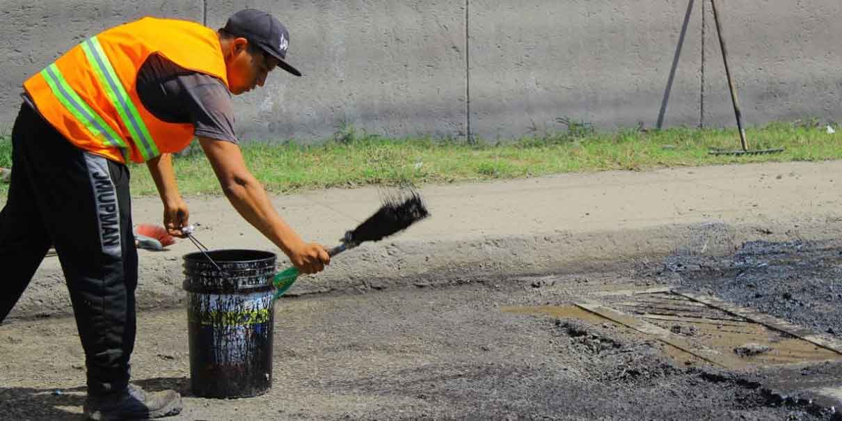 ​ Cuautlancingo, Pue. Durante el primer día de gobierno de Omar Muñoz Alfaro como alcalde de Cuautlancingo, dieron inicio los trabajos del programa emergente “BacheAndo”.  En la avenida México-Puebla, se aplicaron 7 m3 de mezcla asfáltica, partiendo desde la esquina de la Calle Manzanares hasta la lateral de Camino Nacional, donde se ubica el Complejo de Seguridad Pública Municipal.    Esta reparación garantiza la movilidad segura en ese tramo importante del municipio.  Hoy el programa continuó en la calle Río Papaloapan perteneciente a la junta auxiliar de Sanctorum, realizando 6 m3 de bacheo.  La vialidad, que había sido dejada en el abandono, requiere varias etapas de reparación para que quede funcional y digna para los habitantes.    En los siguientes días y semanas, los trabajos se estarán aplicando en diversos puntos de la comunidad, atendiendo la demanda ciudadana ante las pésimas condiciones en las que se encuentran diversas calles y avenidas, tras las intensas lluvias que la han azotado.  Con acciones concretas, es como arranca la administración municipal 2024-2027.        ​