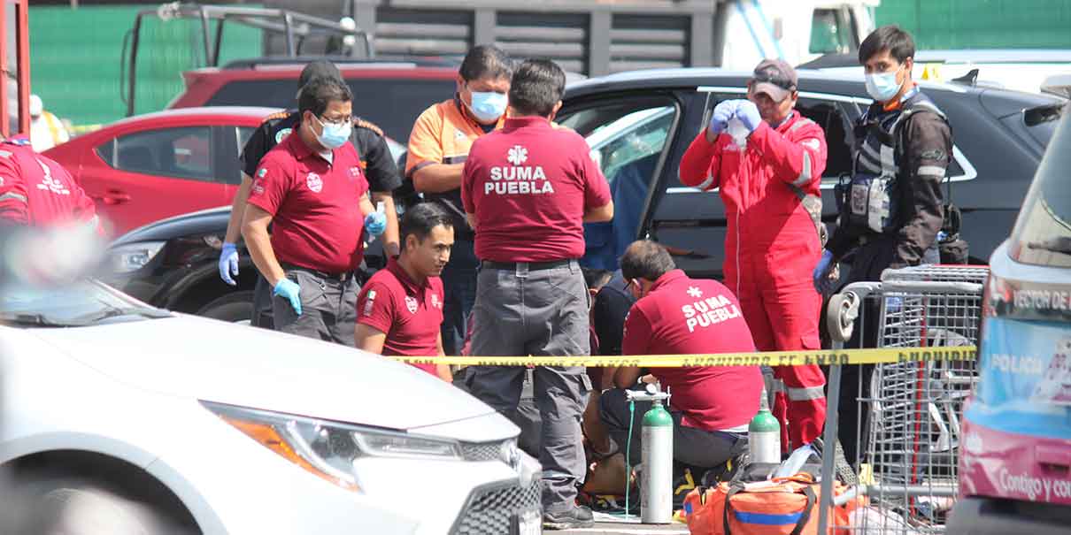 Atacan a balazos a camioneta dentro de Costco, en zona de Angelópolis, hay dos muertos