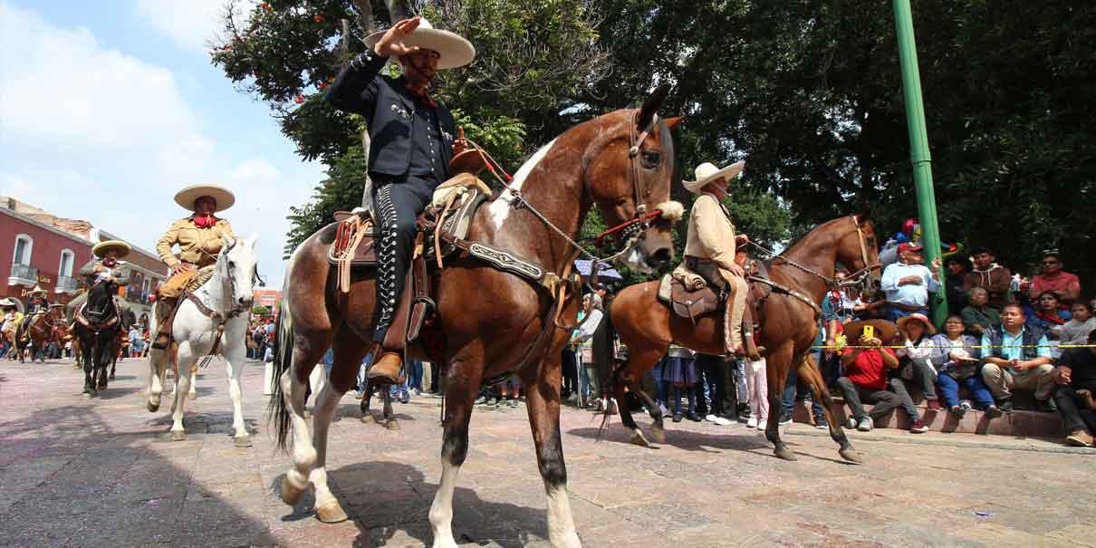 ​ Atlixco, Pue. El municipio de Atlixco conmemoró el 16 de septiembre con un desfile espectacular que marcó el 214º aniversario de la independencia de México. La jornada, que se desplegó por las principales calles de la localidad, reunió a cerca de cinco mil personas en una exhibición de unidad y patriotismo.    El desfile comenzó con la imponente presencia de 70 soldados y 10 vehículos del Ejército Mexicano, que encabezaron el recorrido. La participación del Servicio Militar Nacional incluyó a 25 conscriptos y cinco voluntarias, quienes añadieron un toque de solemnidad al evento. A ellos se sumaron 154 elementos de los cuerpos de seguridad, que incluyeron 22 vehículos, 4 motocicletas y 2 ambulancias, reflejando un despliegue significativo de recursos para garantizar la seguridad durante las festividades.  El contingente educativo también tuvo una destacada representación con 3 mil 867 alumnos, 541 maestros y 198 padres de familia, quienes se unieron al desfile en una manifestación de orgullo y compromiso cívico. El evento también contó con la participación de 25 charros, cuyas habilidades y tradición añadieron un colorido matiz a la celebración.    Previo a las festividades, el municipio disfrutó de un saldo blanco en los eventos conmemorativos. La cabalgata del 14 de septiembre, la noche del 15 y el desfile del 16 transcurrieron sin incidentes, reflejando una jornada de celebración pacífica y ordenada.       ​