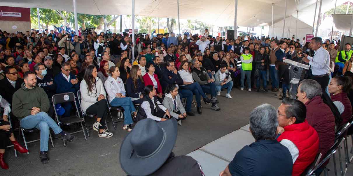 ​ Puebla, Pue. El presidente municipal de Puebla, José Chedraui, presentó la Primera Jornada Imparable en la Junta Auxiliar de San Francisco Totimehuacan, donde se brindarán distintos servicios de salud y de asesoría, además se tiene previsto implementarlo en las 17 juntas auxiliares.  José Chedraui dijo a los vecinos de San Francisco Totimehuacan que el fin de estas jornadas es facilitar la atención a la ciudadanía y tener cercanía a las necesidades de los poblanos.    Entre las dependencias que participaron fueron:  La Secretaría de Seguridad Ciudadana (SSC) Sindicatura Secretaría de Igualdad Sustantiva de Género Instituto Municipal de la Juventud DIF Municipal Agua de Puebla Las acciones que se realizaron fueron:  Trámites ante Agua de Puebla Cortes de Cabello Pláticas de Desarrollo Vocacional Asesoría Legal y Atención Ciudadana Dichas jornadas se aplicarán en las 17 juntas auxiliares del municipio de Puebla con el objetivo de atender las problemáticas de la ciudadanía.  En su mensaje, el secretario de Bienestar y Participación Ciudadana, Carlos Gómez Tepoz, informó que en San Francisco Totimehuacan, seis de cada 10 personas viven en condiciones de vulnerabilidad.     Por ello, aseguró que el gobierno de la ciudad trabajará intensamente para reducir los índices de marginación y pobreza, llevando estas jornadas a todas las juntas auxiliares del municipio.  En representación de la de la Benemérita Universidad Autónoma de Puebla (BUAP), acudió Jorge Avelino Solís, coordinador general de Atención a los Universitarios, quien reconoció la importancia de las jornadas en beneficio de los grupos vulnerables; asimismo, se contó con la participación de representantes de Agua de Puebla quienes brindaron atención a través de su módulo.  Por último, en esta junta auxiliar José Chedraui, ratificó que el Ayuntamiento de Puebla no pedirá recursos para los proyectos que se realizarán, esto luego de que se anunciara un recorte al presupuesto de ingresos para 2025.      ​