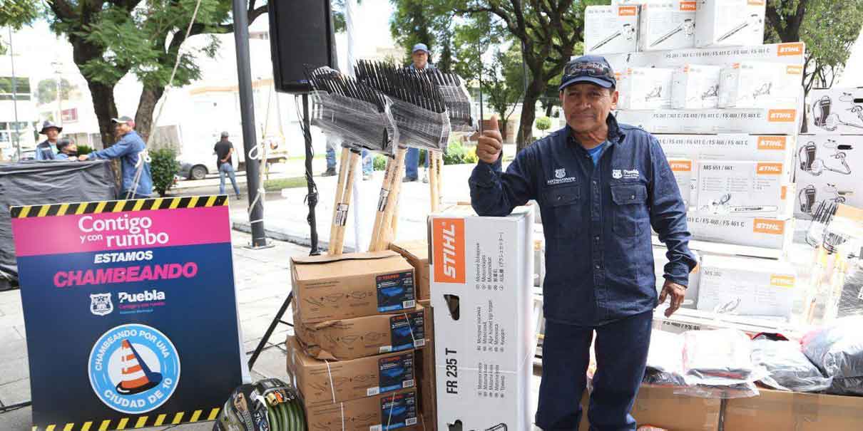 Ayuntamiento de Puebla entrega material a personal de servicios públicos