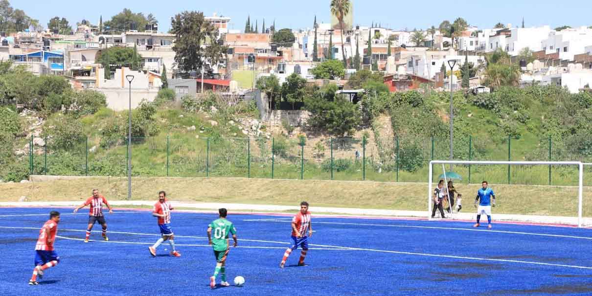 ​ Puebla capital estrenó complejo deportivo en Lomas de San Miguel, el más grande que ha construido esta administración municipal -que encabeza Adán Domínguez-, pues reúne canchas de fútbol, básquetbol, juegos infantiles, equipos de calistenia, pista de trote, área de BMX y hasta de skateboard en un solo espacio.  Para ello, el Ayuntamiento de Puebla invirtió 24.9 millones de pesos en su rehabilitación total, logrando que el "Deportivo El Capulín" sea ahora un punto de encuentro para miles de familias de la zona suroriente de la ciudad.    Fue así que en el lugar se colocaron porterías nuevas, aros de básquet y más de seis mil 500 metros cuadrados de pasto sintético, además, se aplicó top deportivo en la cancha, así como en la pista de trote y se construyeron 861 metros cuadrados de rampas, senderos y escaleras de concreto.  Adicionalmente, se instalaron bancas, juegos infantiles, aparatos de ejercicio, luminarias, reflectores y se plantaron 726 árboles, así como de otras especies de plantas.    Se sumaron a la entrega e inauguración del Deportivo El Capulín Manuel Herrera Rojas, Regidor del Cabildo poblano; Edgar Vélez Tirado, Secretario de Movilidad e Infraestructura; Matías Rivero Marines, Secretario de Bienestar y Participación Ciudadana; Antonio Iriarte González, Director del Instituto Municipal del Deporte y Ángeles Cervantes, Presidenta del Comité Ciudadano de Obra.       ​