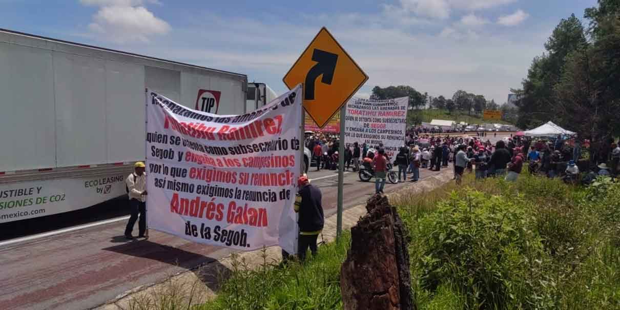 Bloquean ejidatarios de Tlahuapan la autopista y carretera federal México-Puebla