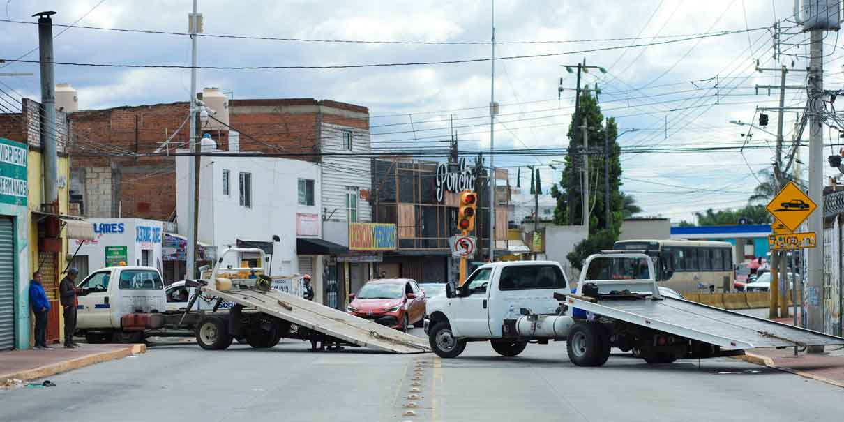 Bloquean paso a San Pedro Cholula, operadores de grúas denuncian extorsiones municipales