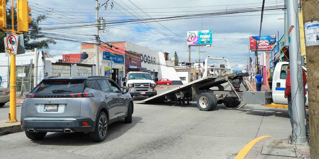 Bloquean paso a San Pedro Cholula, operadores de grúas denuncian extorsiones municipales