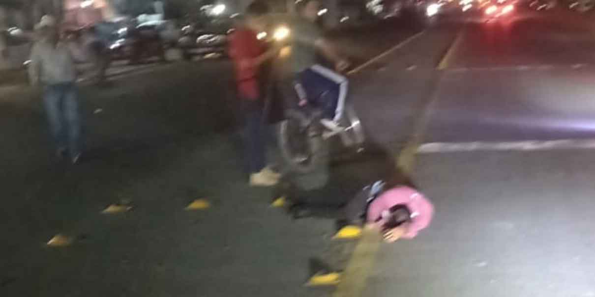 ​ Xicotepec de Juárez, Pue. Ayer por la madrugada un hombre fue atropellado por una camioneta marca Dodge modelo 2007 de color blanco Pick Up, con placas de circulación H - 1274- B, del Estado de Guerrero, que en su momento era tripulada por el C. Fabián Apolonio N.  La víctima quien es originario de la Junta Auxiliar de San Antonio Ocopetatlán y quien fuera trasladado al hospital Integral de Xicotepec, responde al nombre de Juan Carlos N, 37 años.    El accidente ocurrió sobre la carretera Estatal 141 del bulevar Benito Juárez y la calle  Mina, a la altura del Km. 116 +700, hasta donde acudieron Radio Brigada Nacional de Ayuda, Policía Municipal de Xicotepec y la Policía Estatal del Área de Seguridad y Proximidad en Caminos de Región l Huauchinango.  El saldo de este accidente fue mil pesos en daños materiales y una persona lesionada.  ​