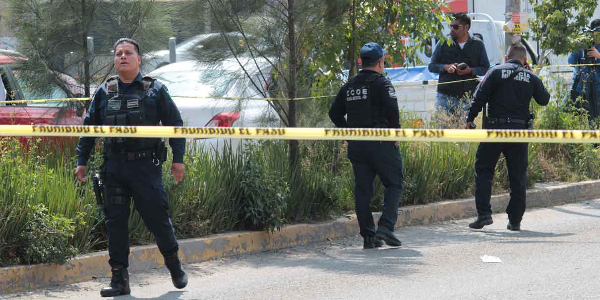 ​ Puebla, Pue. Un comando armado atacó a balazos a dos hombres que viajaban en una camioneta que circulaban sobre el bulevar Forjadores, cerca de Plaza San Diego.  El conductor fue atendido por paramédicos, estabilizado y trasladado a un hospital de San Pedro Cholula.  En la zona se despliega un operativo y movilización policiaca y militar para dar con los responsables. La zona se encuentra acordonada.      ​