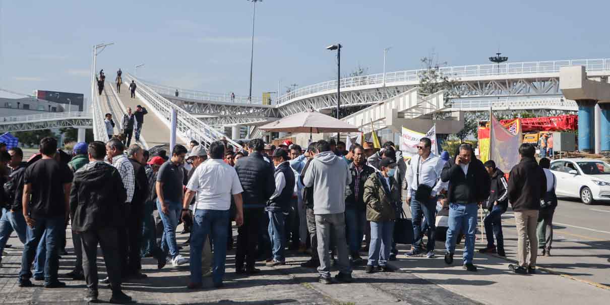 Con bloqueo de la vía Atlixcayotl transportistas piden aumento a tarifa