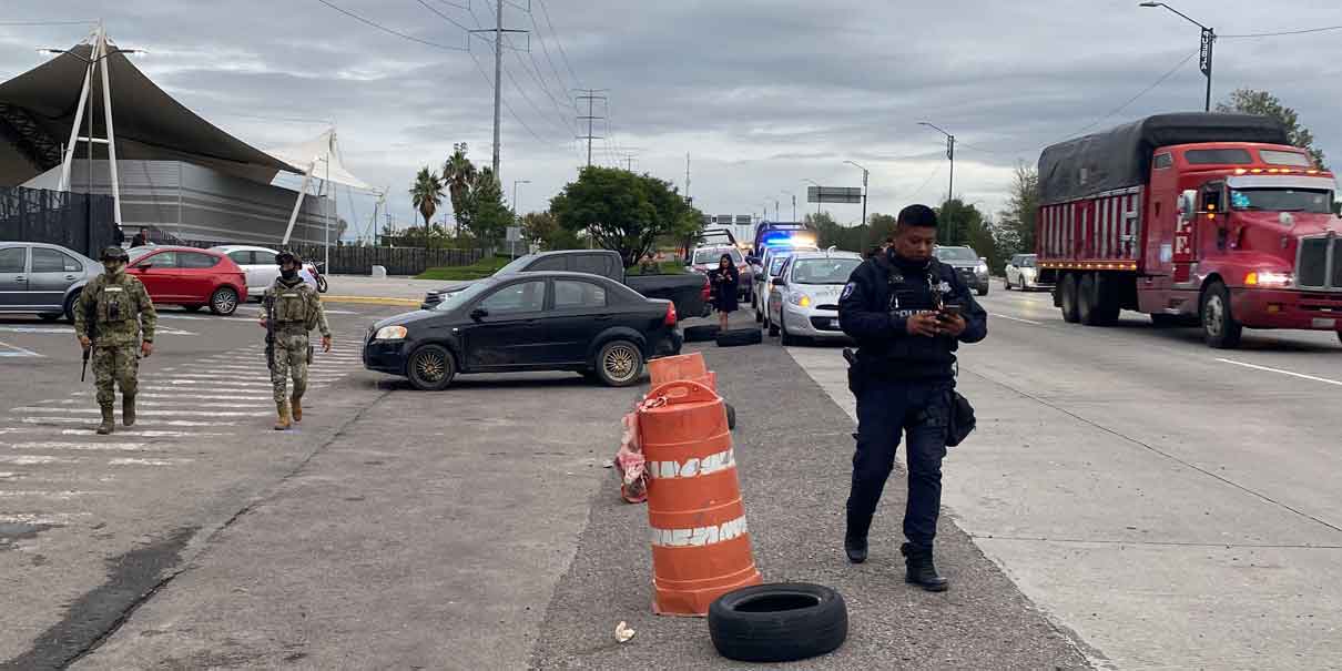 Dejan restos de un cuerpo dentro de auto en llamas frente al C5