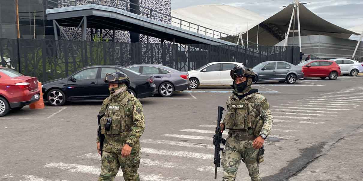 Dejan restos de un cuerpo dentro de auto en llamas frente al C5