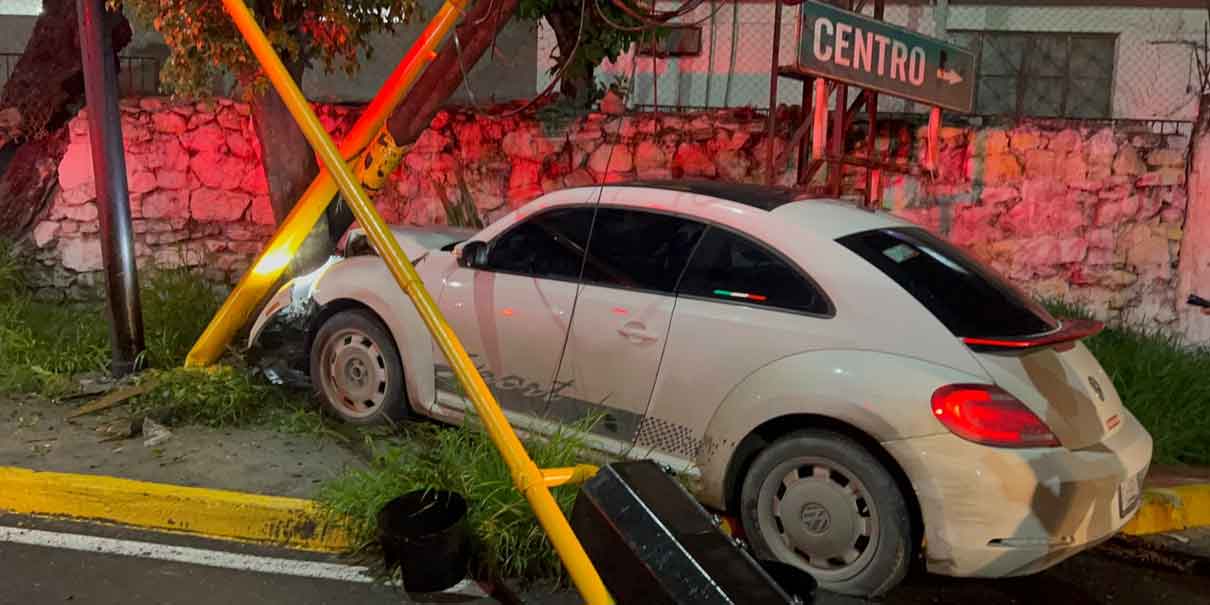 Ebrios chocan contra semáforo y poste en Izúcar; abandonan su auto