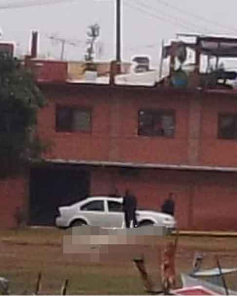 Ejecutan a dos hombres dentro de un auto en calles de Huauchinango