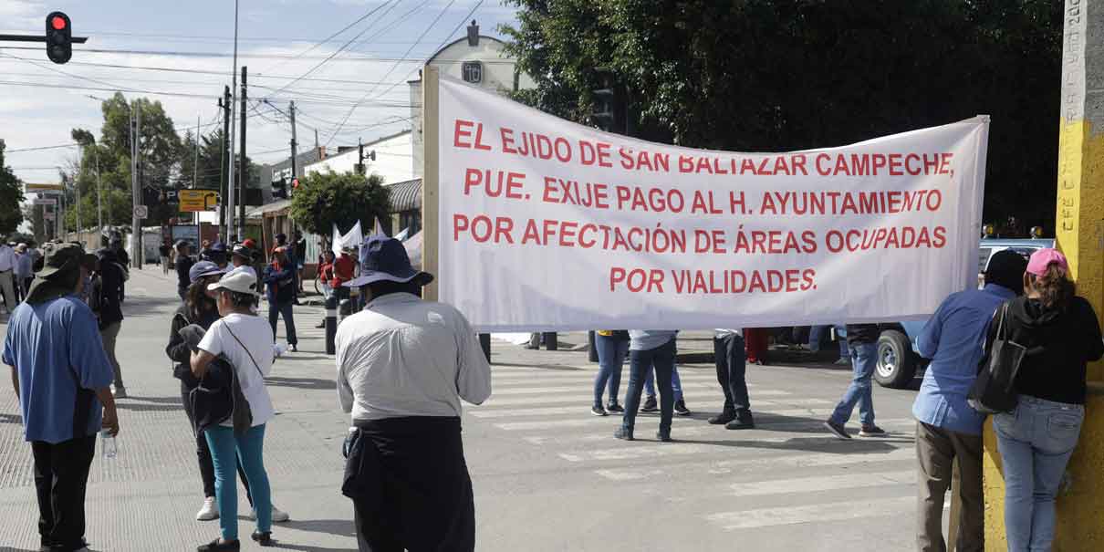 Ejidatarios de San Baltazar cierran bulevar Valsequillo y Las Torres; exigen pago de sus tierras