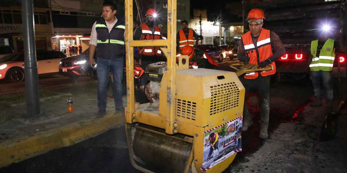 ​ Con el objetivo de brindar mejores condiciones de tránsito a las y los poblanos, así como contar con vialidades que permitan una movilidad segura, el presidente municipal, José Chedraui Budib, supervisó los trabajos de intervención del Programa Emergente de Bacheo que se realiza en diferentes zonas de la capital.  En este sentido, el edil capitalino mencionó que con la finalidad de atender vialidades principales, así como arterias secundarias de la ciudad, se inició con este programa en una primera etapa, la cual tiene como objetivo responder a la demanda ciudadana.  “Nuestro compromiso como gobierno municipal es atender, en esta primera etapa, vialidades en inmediaciones de planteles educativos, hospitales, avenidas principales con mayor afluencia vehicular”, subrayó.    En su intervención, el secretario de Movilidad e Infraestructura, David Aysa de Salazar, señaló que actualmente se trabaja con cuadrillas nocturnas de bacheo para no afectar la movilidad de la ciudadanía.  “Como parte de nuestra planeación pretendemos incrementar el número de cuadrillas de bacheo, a fin de trabajar simultáneamente en diferentes puntos de la ciudad”, aseveró.  Cabe destacar que estas cuadrillas acuden a sitios previamente programados, con la finalidad de ampliar la atención y atender oportunamente los reportes ciudadanos durante esta temporada.    Para eficientar la atención de los reportes de bacheo, es necesario que las y los capitalinos proporcionen la dirección exacta, a través del número telefónico 072 y vía redes sociales, por medio de la cuenta @InfraPue.  Para el Gobierno de la Ciudad que encabeza el alcalde, José Chedraui Budib, es una prioridad otorgar servicios municipales con eficiencia, así como brindar atención oportuna e inmediata a los reportes de las y los ciudadanos.  ​