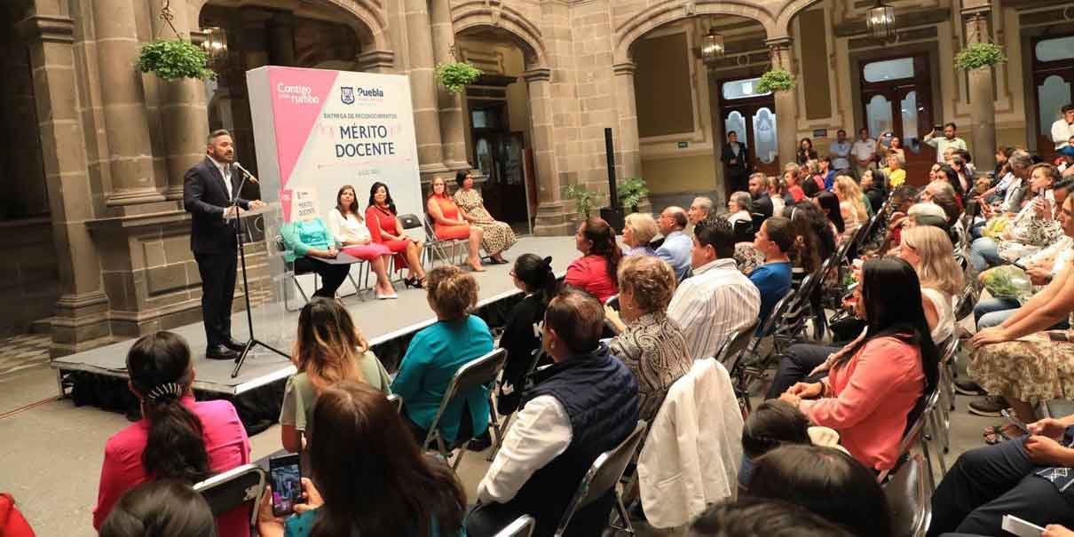 Entrega Ayuntamiento de Puebla los premios al Mérito Docente