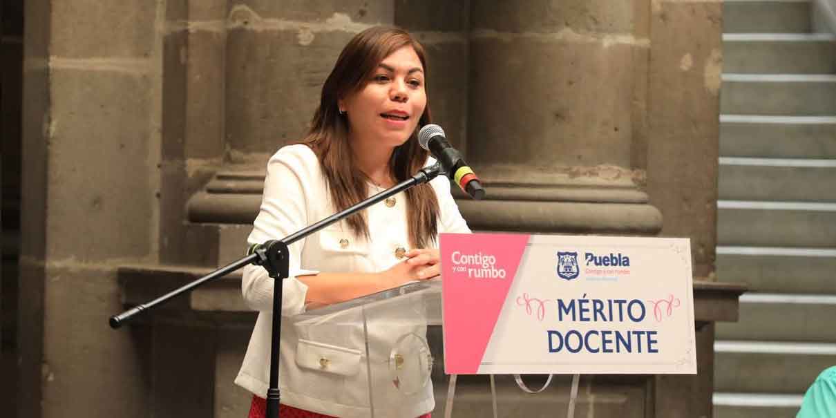 Entrega Ayuntamiento de Puebla los premios al Mérito Docente