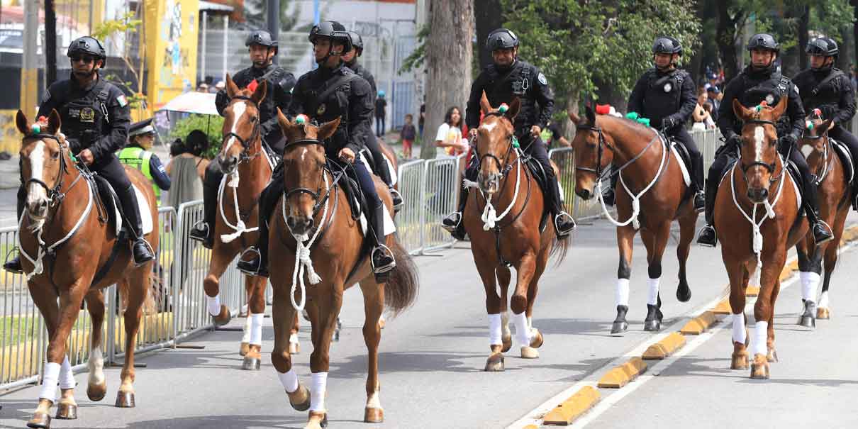 Espectacular desfile cívico militar en Puebla, marcharon mil 168 elementos de la fuerza pública