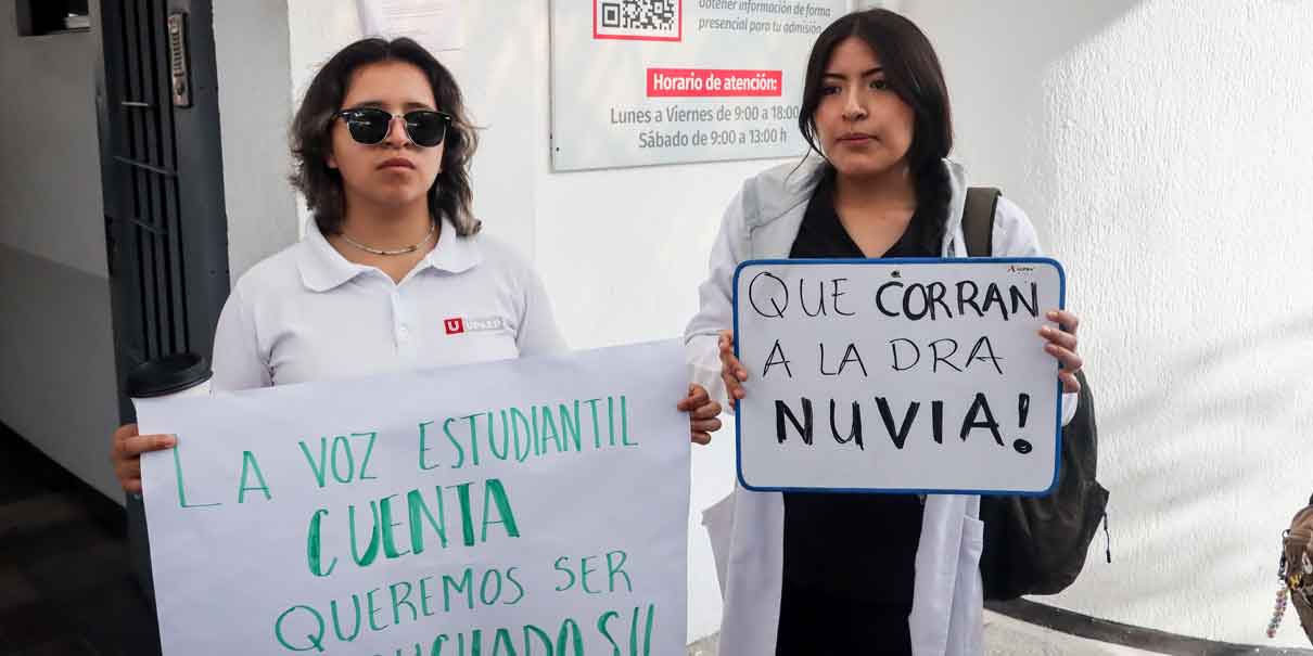 Estudiantes de la Upaep piden destitución de la directora de Medicina; acusan despido de maestros