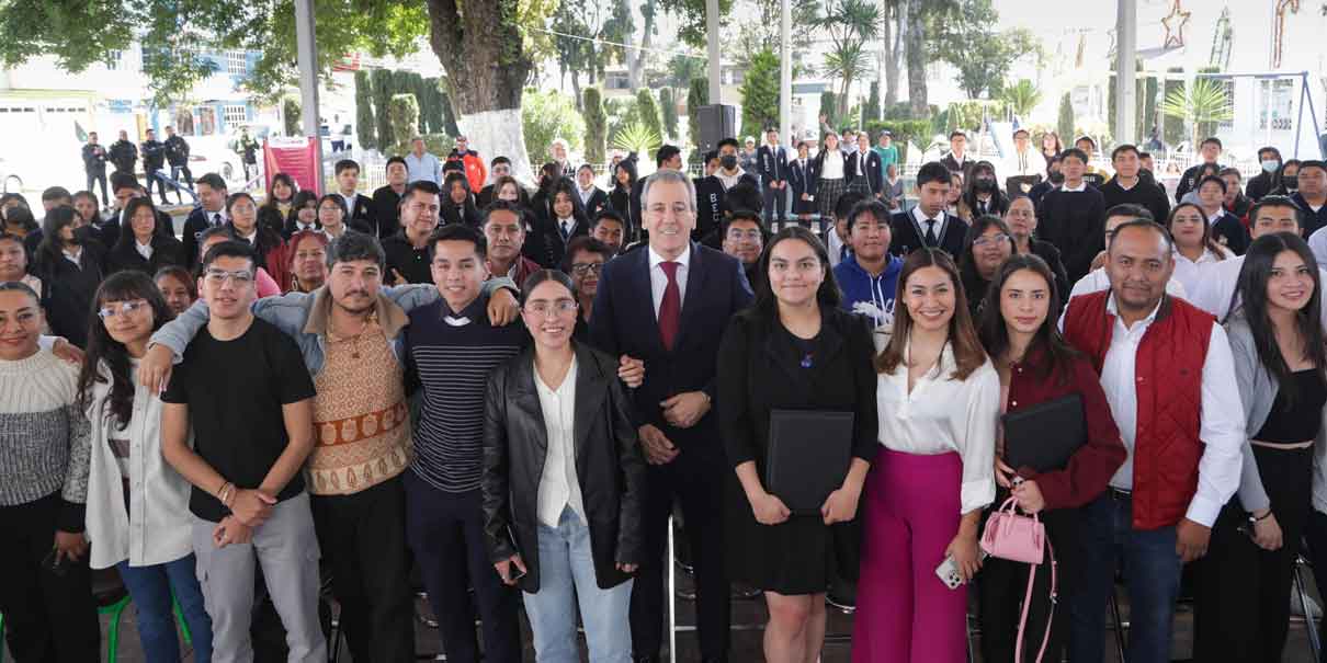 ​ Mediante el impulso del programa Jóvenes Talento en juntas auxiliares el presidente municipal, José Chedraui Budib, aseveró que el Gobierno de la Ciudad apoyará a este sector de la población para que sus emprendimientos sean exitosos y tengan una nueva forma de sustento económica futuro.  Al acudir a la Junta Auxiliar de San Sebastián de Aparicio, el alcalde de Puebla explicó que la iniciativa tiene la intención de objetivo crear alianzas estratégicas entre la juventud que inicia su actividad empresarial y el Gobierno Municipal, con el propósito de que puedan invertir en proyectos innovadores, reactivar la economía y generar fuentes de empleo de manera directa e indirecta.    “Emprender es lo más padre que van a poder hacer. Vamos a hacer un fondo semilla para poder apoyar a nuestros emprendedores donde mujeres y hombres se la rifan y vamos a estar muy pendientes en poderlos ayudar lo más que se pueda”, expresó.  Esta iniciativa busca impulsar a la juventud emprendedora a desarrollar sus proyectos para lograr independencia económica. El programa tiene cuatro fases que consisten en el lanzamiento, convocatoria, recepción de documentos y capacitaciones, esta última es en la que las y los jóvenes integran sus proyectos a manera de exposición.    Por su parte Andrea Zafra, encargada de Despacho del Instituto de la Juventud Puebla, expresó que las y los jóvenes en las juntas auxiliares tienen un gran talento y es necesario darles el impulso porque son el motor de innovación y progreso.  “Es por eso que en nuestro municipio las y los jóvenes de las juntas auxiliares son fundamentales para el desarrollo integral. El programa  de jóvenes Talento es una iniciativa que busca crear alianzas sólidas entre la juventud emprendedora y el Gobierno Municipal”, puntualizó.  ​