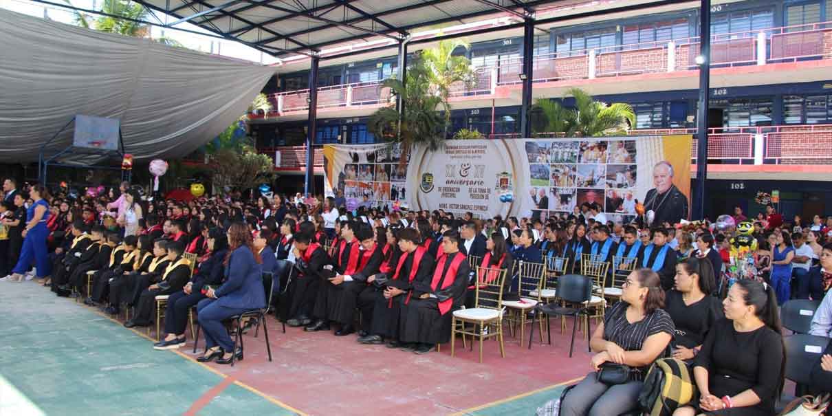 Irene Olea reconoce esfuerzo de graduados, papás y docentes en Izúcar