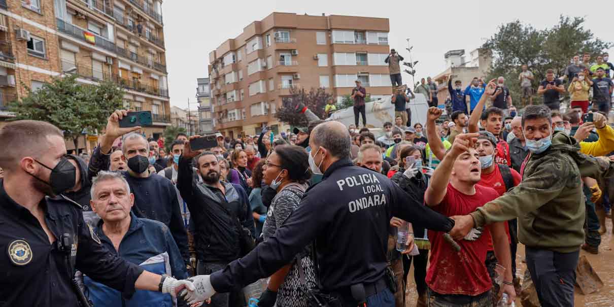 Lanzan lodo e insultos al rey de España en visita a zona damnificada por inundaciones