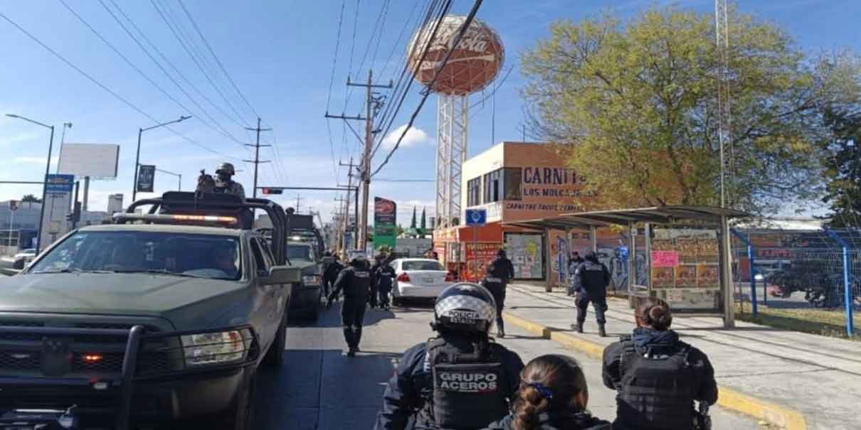 Recuperan en Puebla camión robado; chofer y copiloto los llevaban amagados