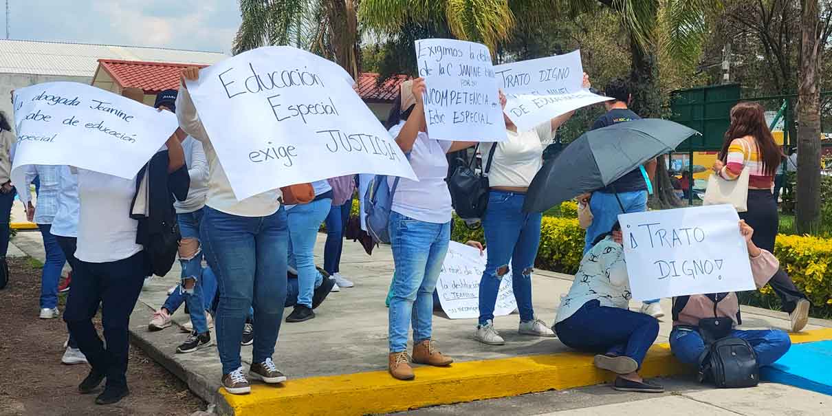 Maestros de Educación Especial pidieron la renuncia de directora por desvío de recursos