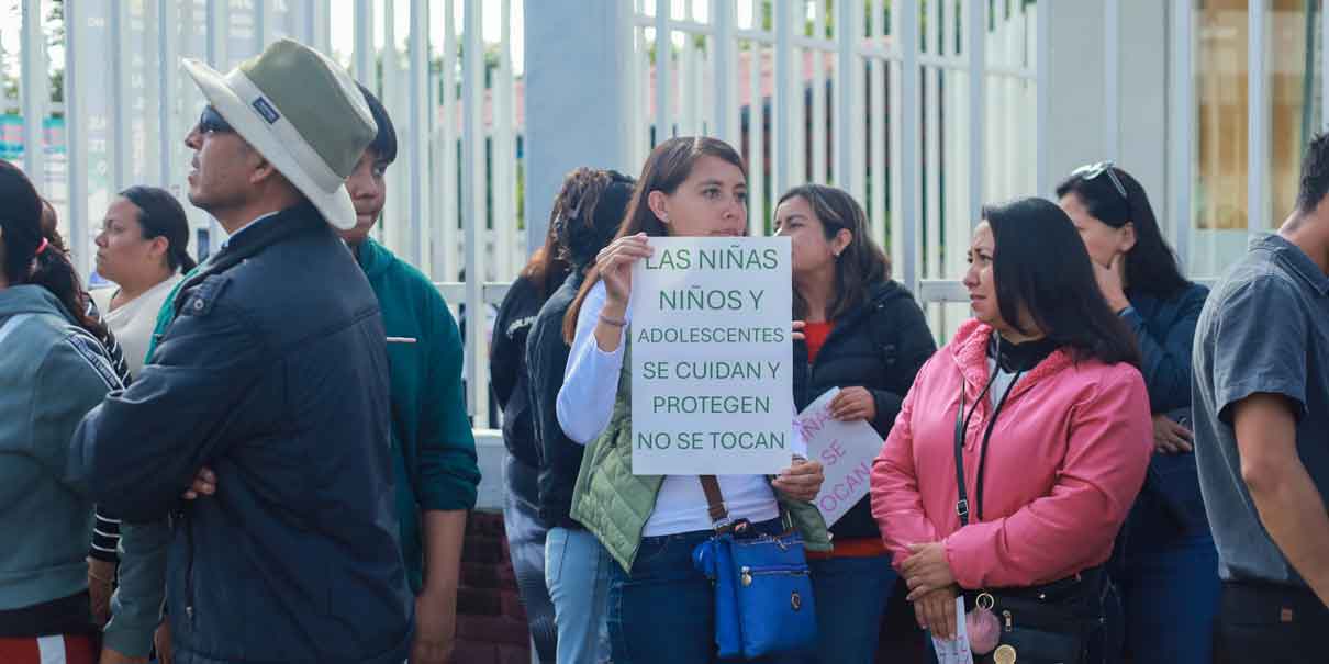 Manifestación contra docente acosador de la secundaria Blandina Torres; la SEP lo separó del cargo