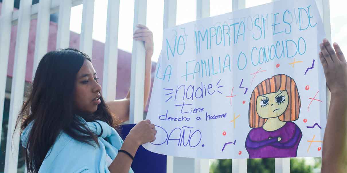 Manifestación en la secundaria Blandina Torres contra docente acosador; la SEP ya lo separó del cargo