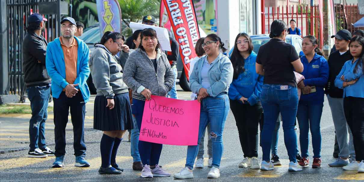 Manifestación en la secundaria Blandina Torres contra docente acosador; la SEP ya lo separó del cargo