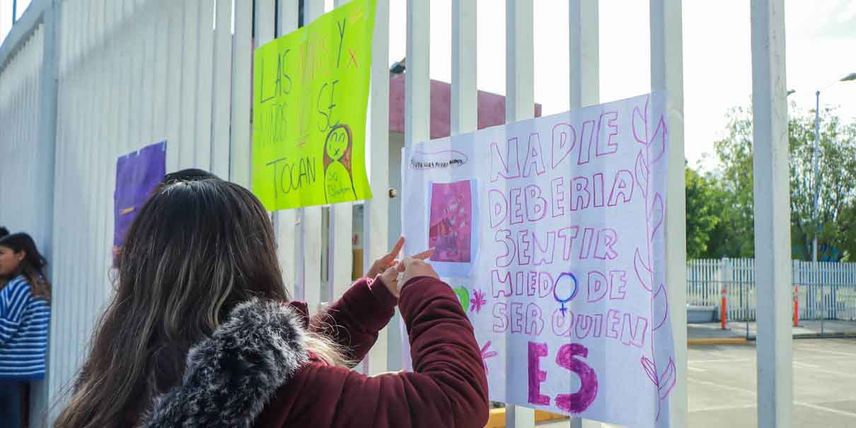 Manifestación en la secundaria Blandina Torres contra docente acosador; la SEP ya lo separó del cargo