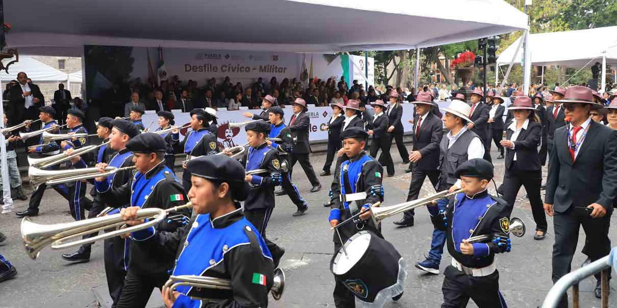 Miles de poblanos festejaron aniversario de la Revolución Mexicana durante desfile