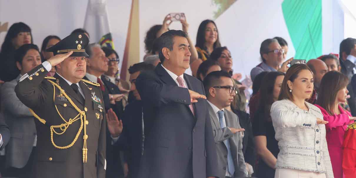 Miles de poblanos festejaron aniversario de la Revolución Mexicana durante desfile