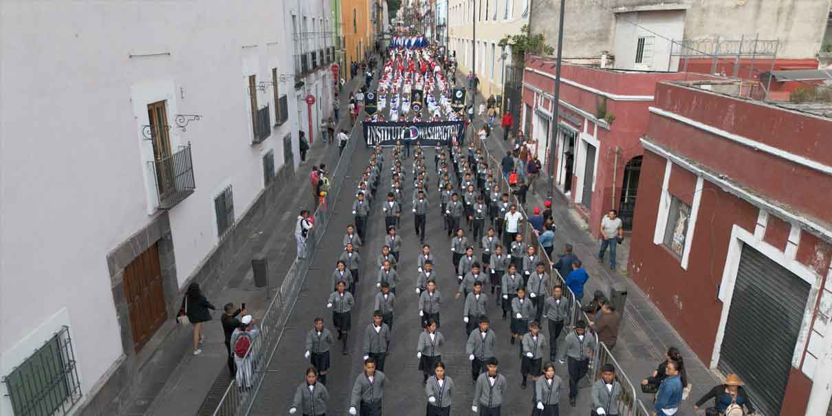 Miles de poblanos festejaron aniversario de la Revolución Mexicana durante desfile