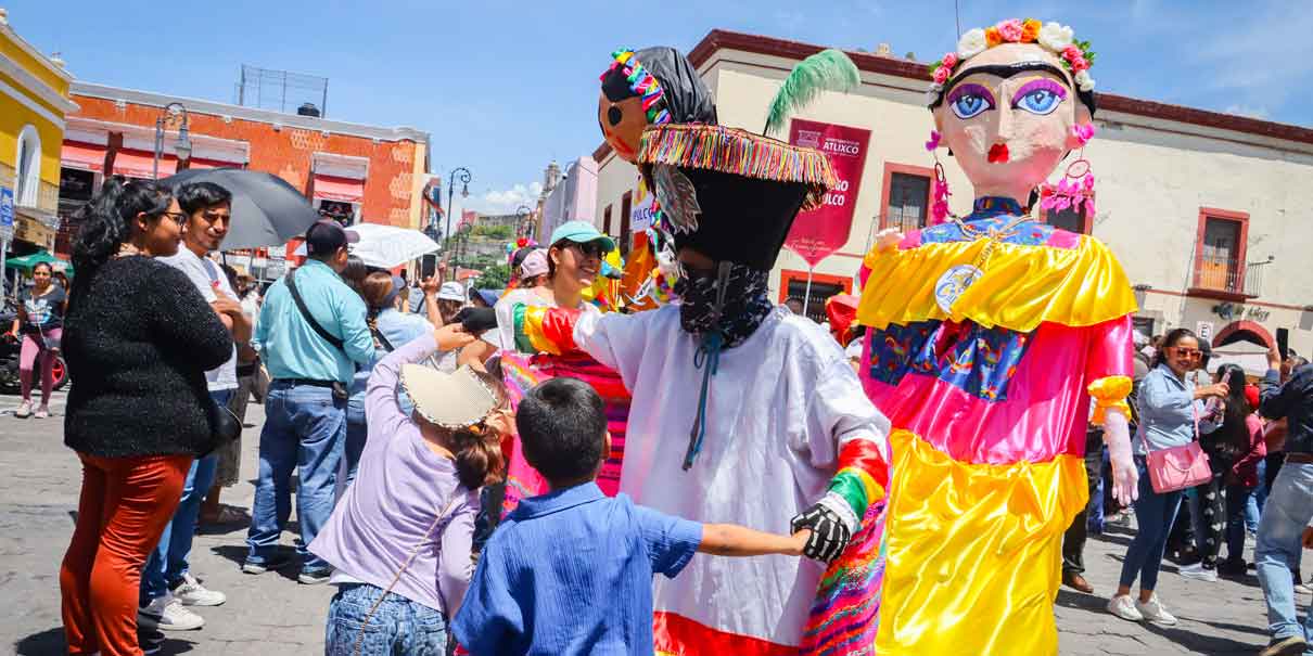 Mojigangas llenaron de color y tradición las calles de Atlixco