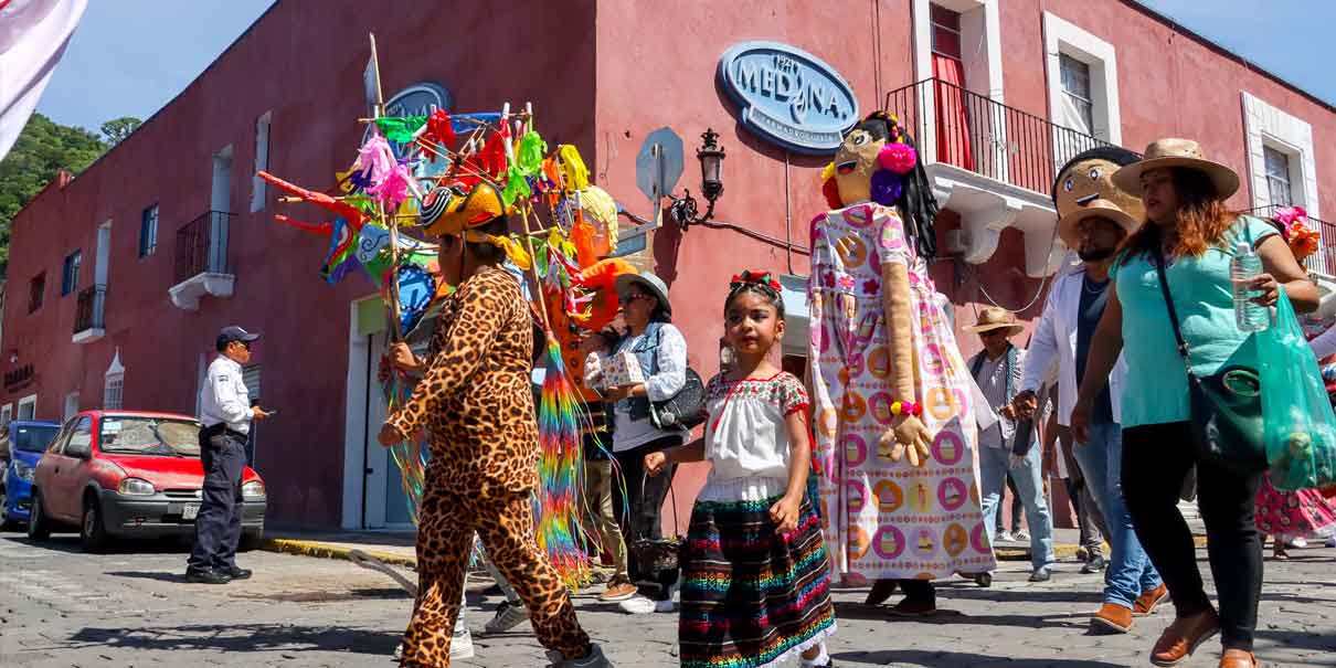 Mojigangas llenaron de color y tradición las calles de Atlixco