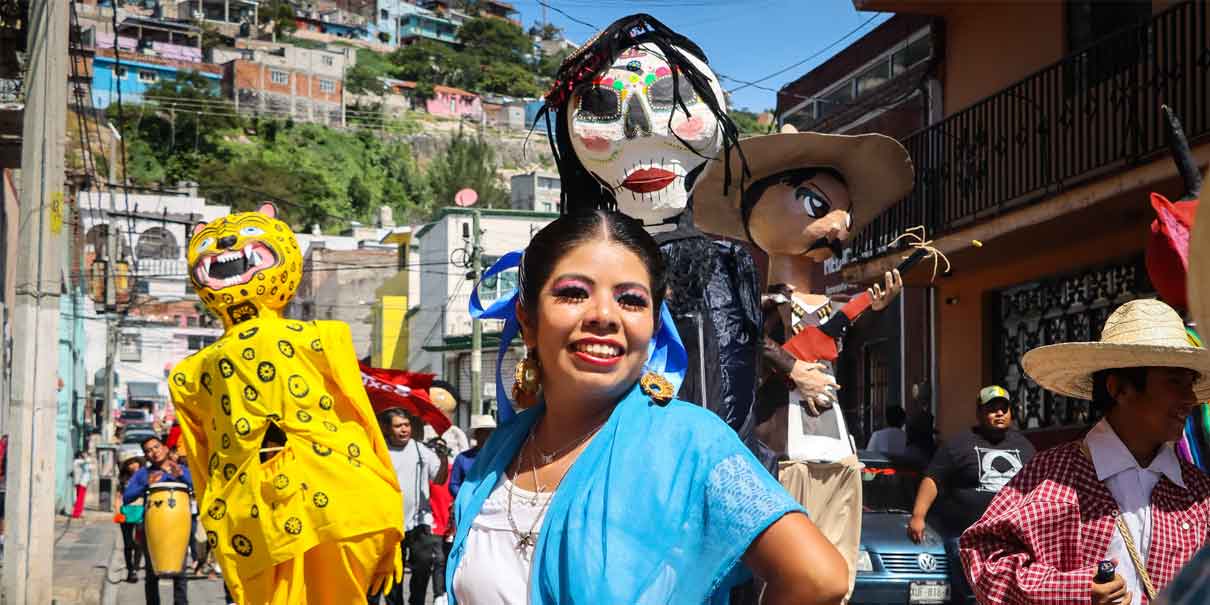 Mojigangas llenaron de color y tradición las calles de Atlixco