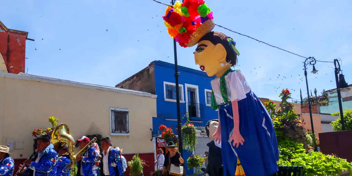 Mojigangas llenaron de color y tradición las calles de Atlixco