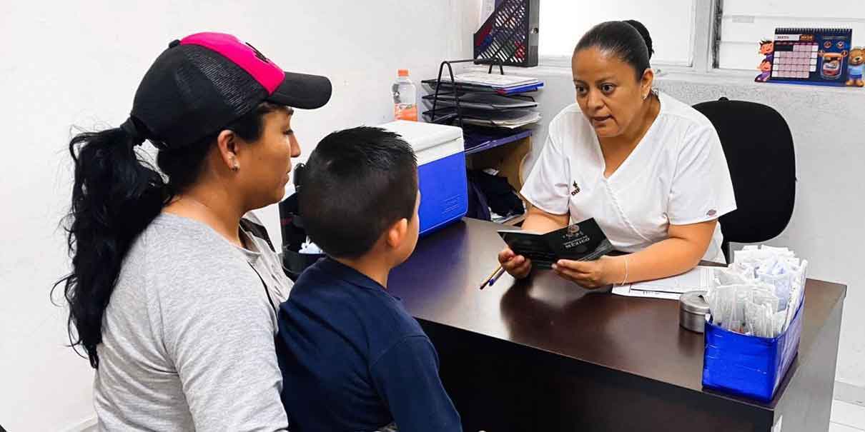 Brindan vacunación para bebés, menores y personas adultas en Unidad Médica Integral