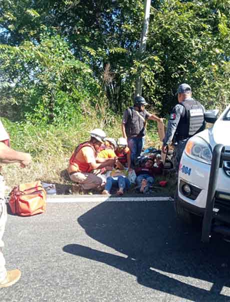 Pareja cae de moto y termina con severas lesiones en Venustiano Carranza