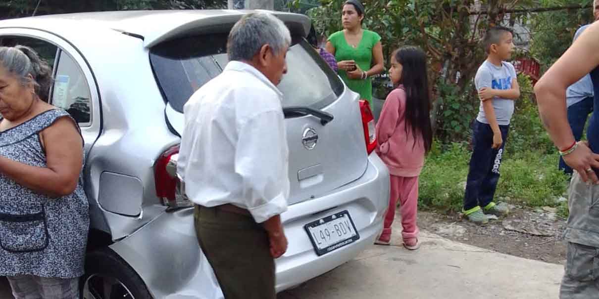 Patrulla de la Policía Municipal de Zihuateutla, impacta contra dos autos