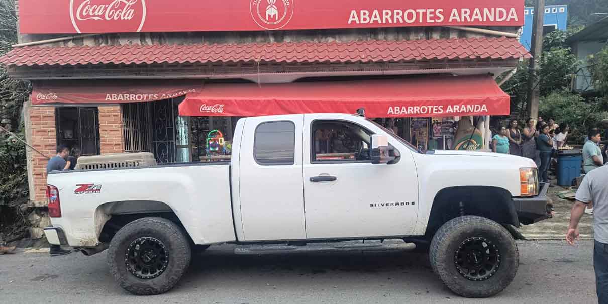 Patrulla de la Policía Municipal de Zihuateutla, impacta contra dos autos