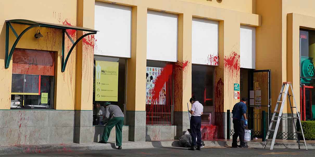 Pintas contra el maltrato animal en el McDonald’s de Puebla