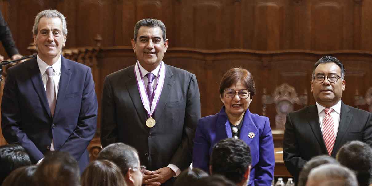 Por apoyar la educación, la BUAP entregó la medalla "Melchor Covarrubias" a Sergio Salomón