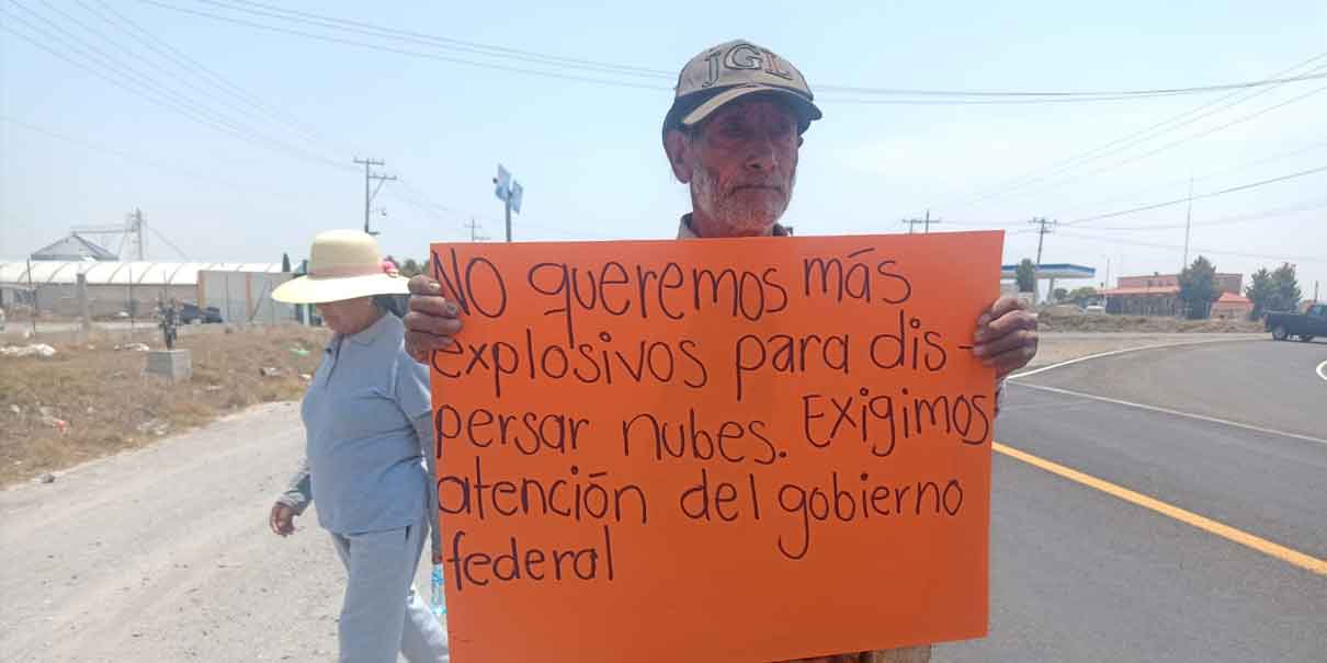 Productores de Ocotepec bloquean carretera, exigen alto a los cañones antigranizo